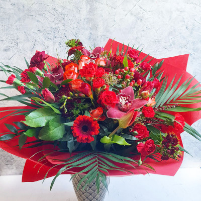 Tavaszi zsongás - Kerek csokor, vörös árnyalatú vegyes virágokból